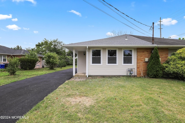 view of front of property with a front lawn