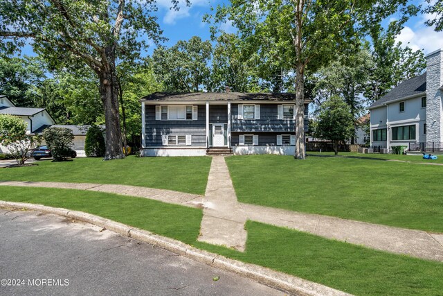 bi-level home featuring a front lawn