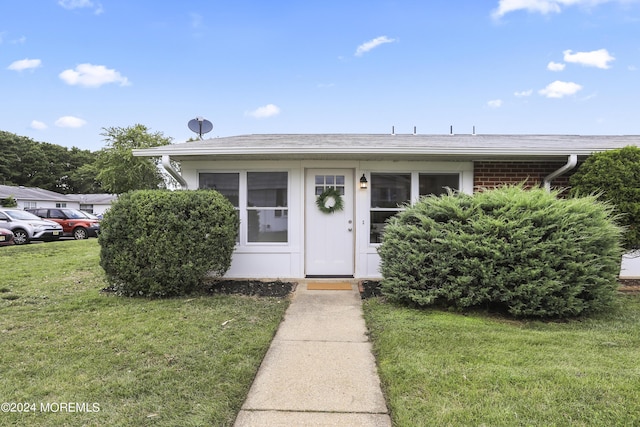 view of front of property featuring a front yard