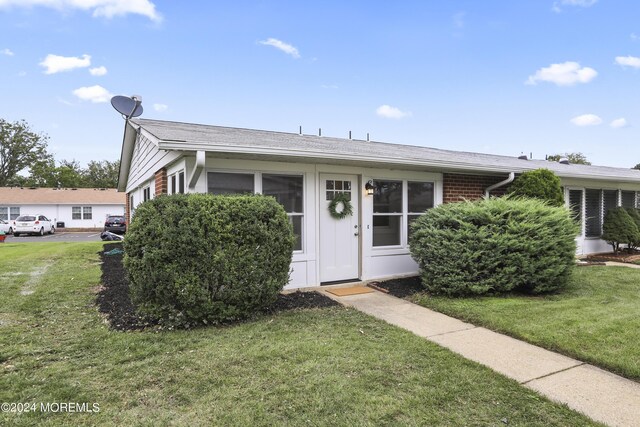 view of front of property featuring a front lawn