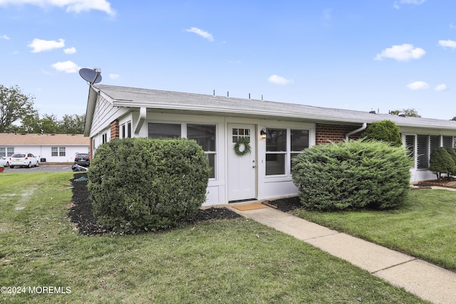 view of front of home featuring a front lawn