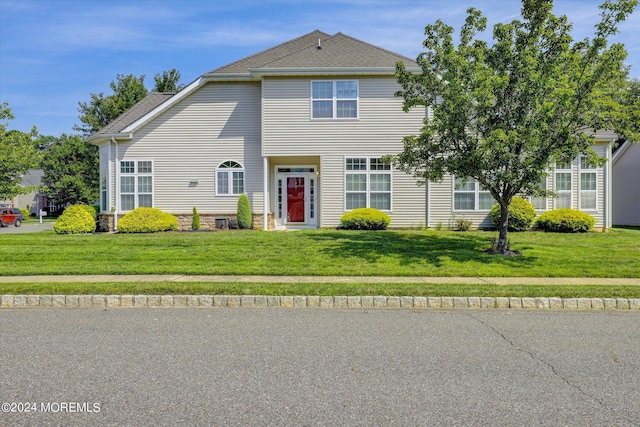 view of front of property featuring a front lawn