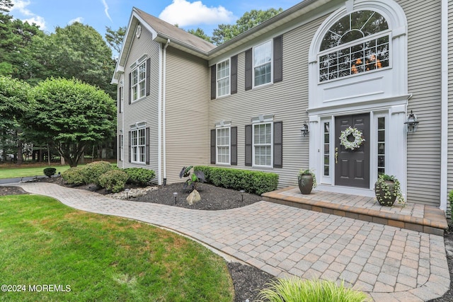 view of front of home featuring a front yard