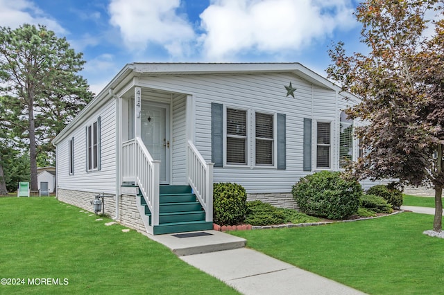 view of front of property featuring a front lawn