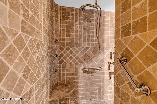 bathroom featuring a tile shower