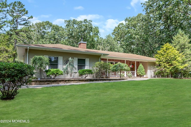 single story home featuring a front lawn