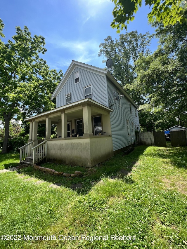 view of front facade featuring a front lawn