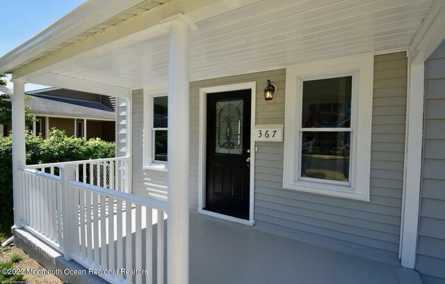 entrance to property featuring covered porch