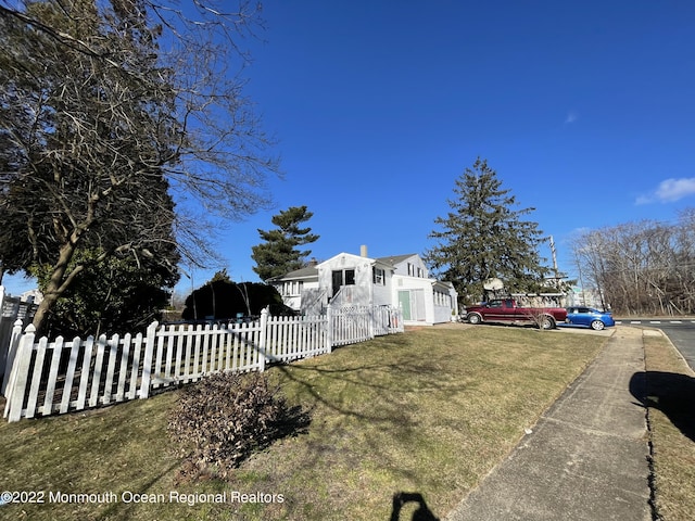 view of front of home featuring a front yard