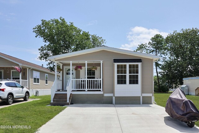 view of front of property featuring a porch and a front lawn