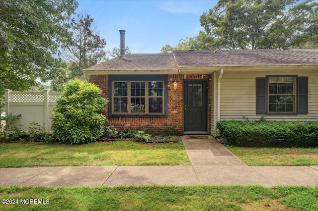 view of front of house with a front lawn