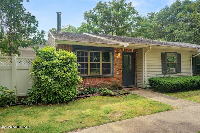 ranch-style home with a front yard