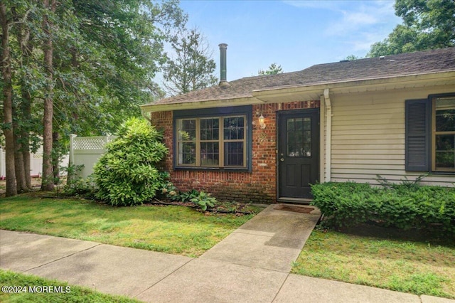 view of front of property featuring a front lawn