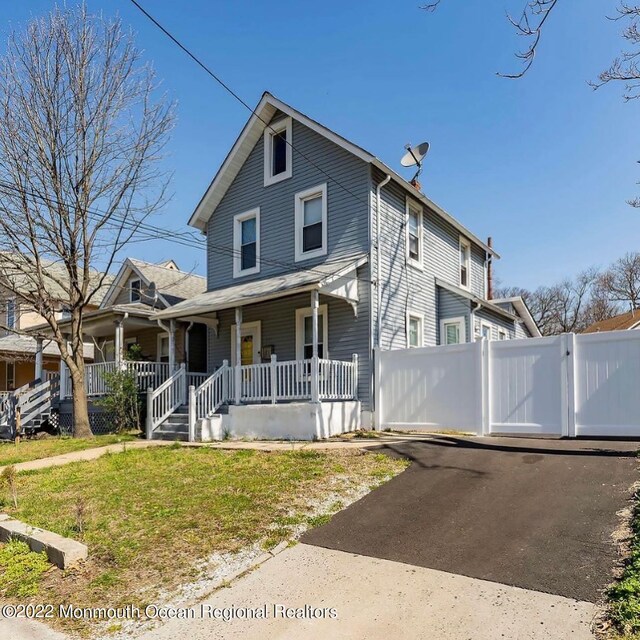 view of front of property featuring covered porch