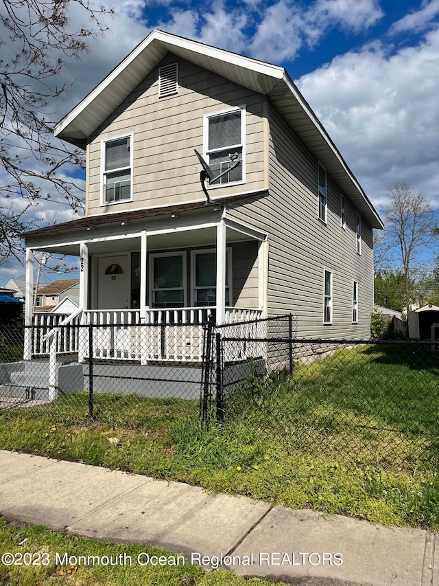 view of front of property featuring covered porch and a front lawn