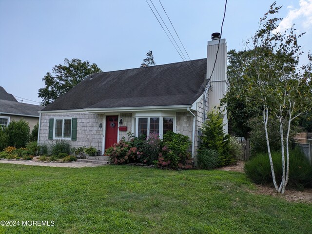 view of front of home with a front lawn