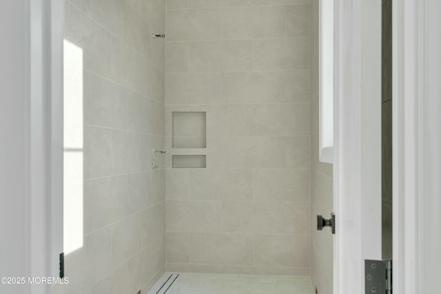 bathroom featuring tiled shower