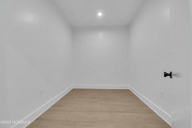 unfurnished room featuring light wood finished floors, recessed lighting, and baseboards