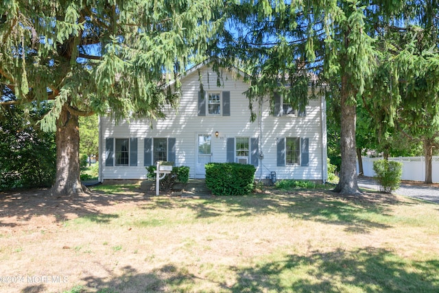 view of front facade with a front lawn