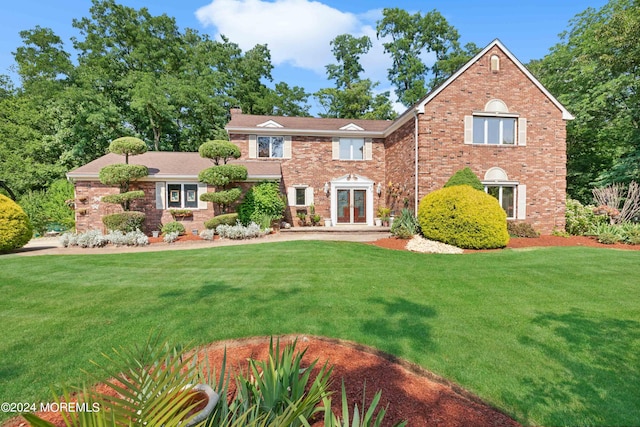 view of front of property featuring a front yard