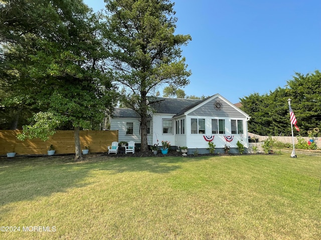 view of front facade featuring a front yard