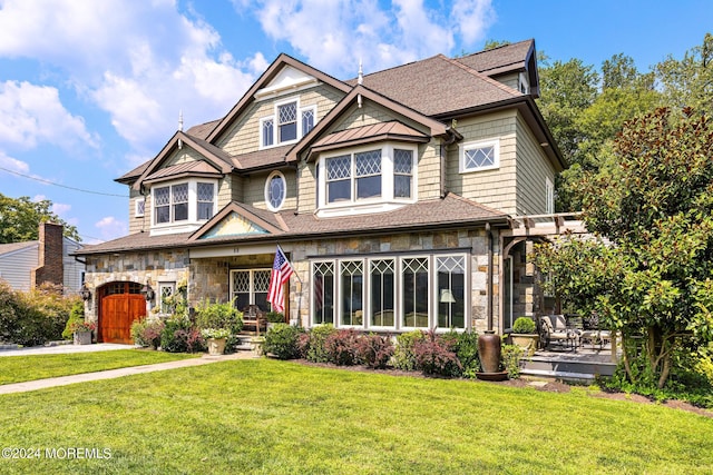 view of front of house featuring a front yard