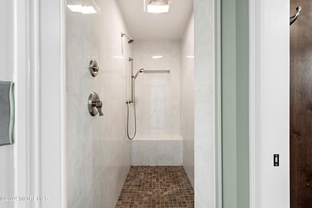 bathroom featuring tiled shower