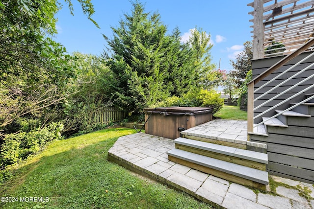 view of yard with a hot tub