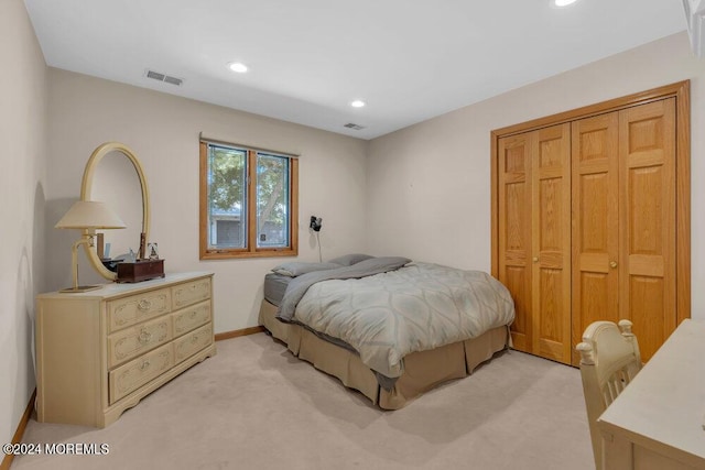 bedroom featuring light carpet, a closet, recessed lighting, and visible vents