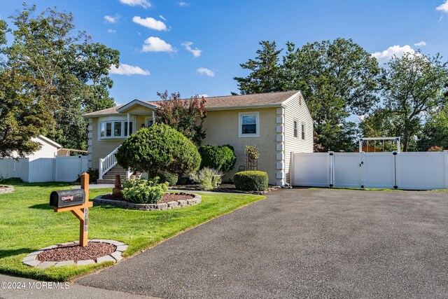 view of front of house featuring a front lawn