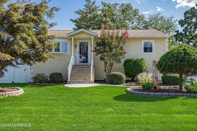 view of front facade with a front yard