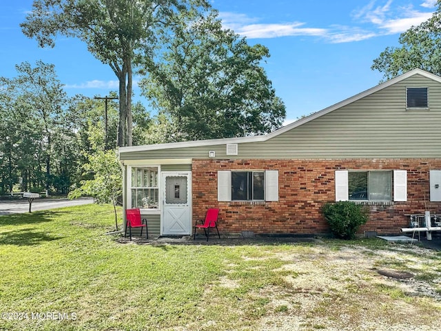 view of front of property featuring a front yard