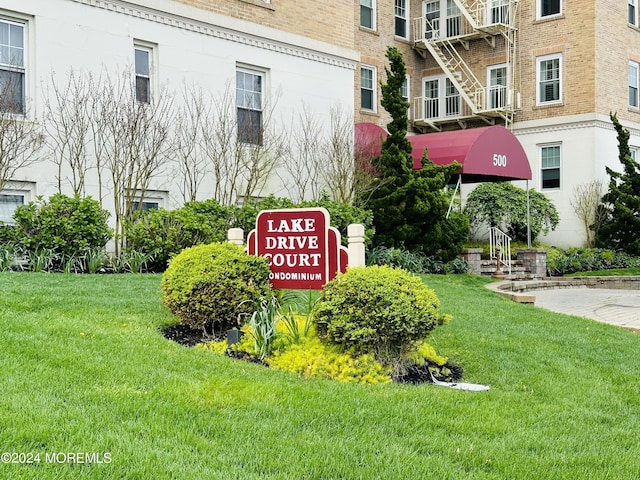 community / neighborhood sign with a lawn