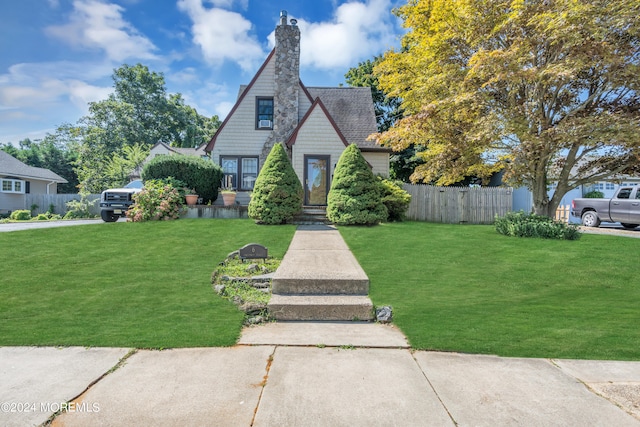 view of front of home featuring a front yard