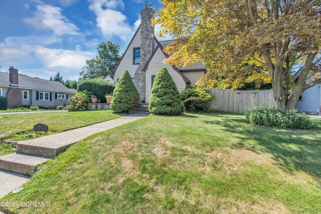 view of front of property featuring a front yard