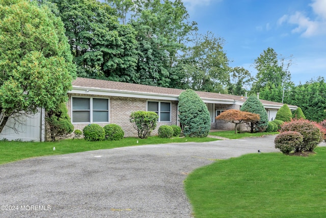 single story home featuring a front yard