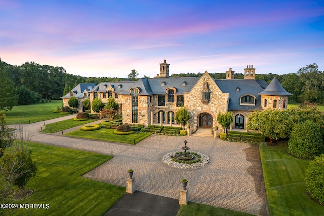 view of front of property featuring a lawn