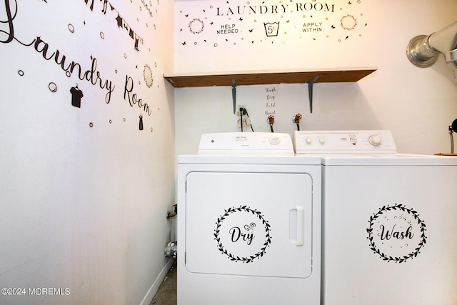 washroom featuring laundry area, baseboards, and washing machine and clothes dryer