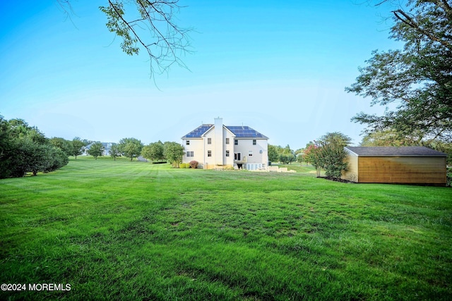 view of yard featuring an outbuilding