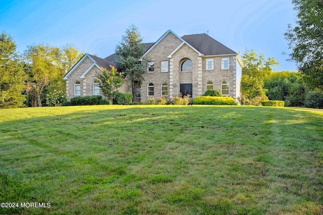 view of front of property featuring a front yard