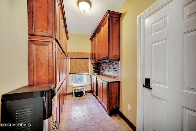 bar featuring backsplash and baseboards