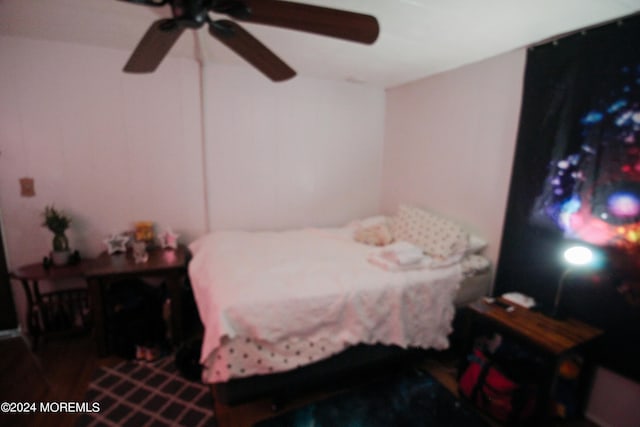 bedroom featuring ceiling fan