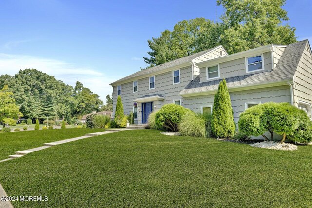 view of front facade featuring a front yard