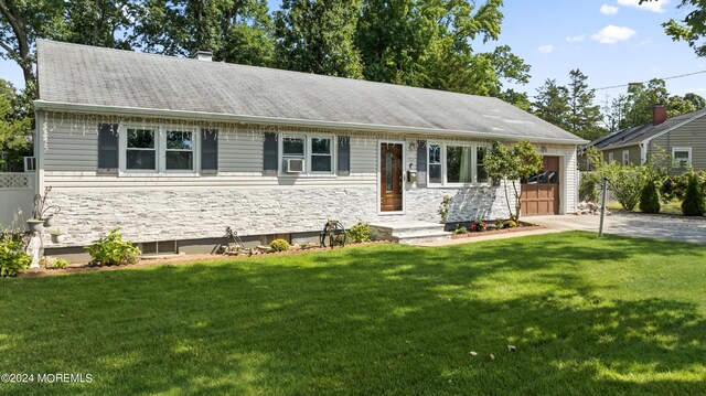 view of front facade featuring cooling unit and a front yard