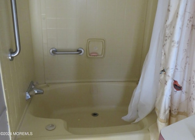 bathroom featuring shower / bath combo