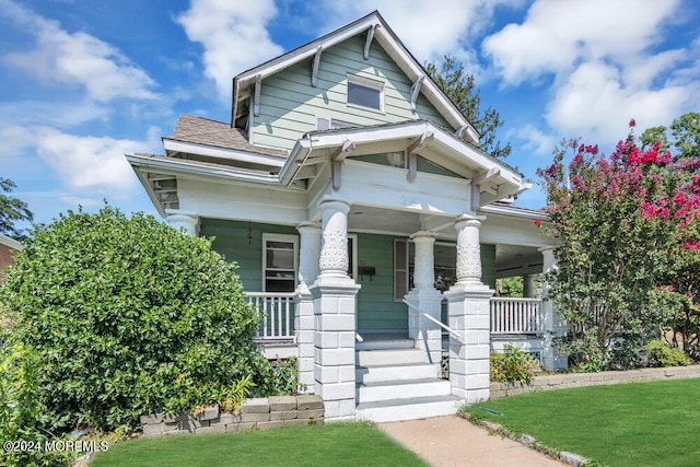 view of front of home featuring a porch and a front lawn