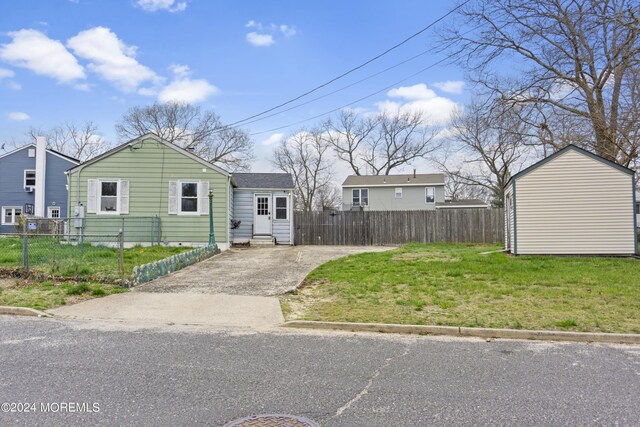 view of front of property featuring a front yard