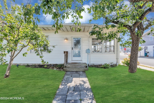 view of front of house featuring a front lawn