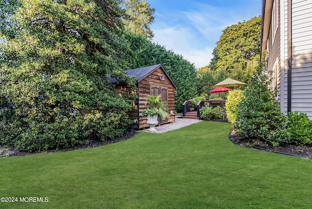 view of yard featuring a storage shed