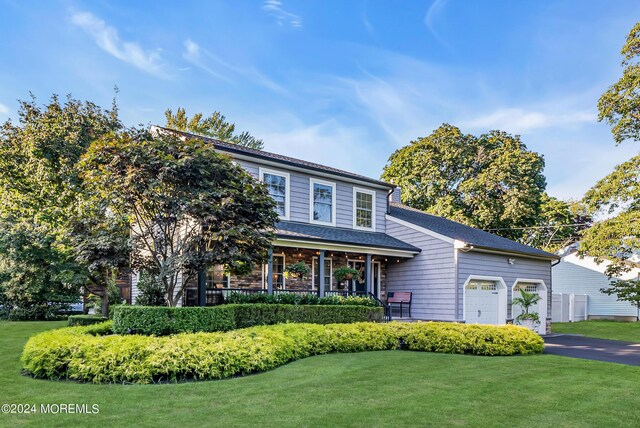 view of front of house featuring a front yard and a garage